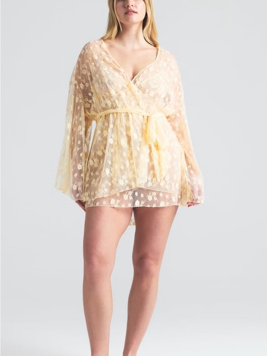 SKIMS Butter Yellow Sheer Floral Lace Robe - Picture 3 of 11
